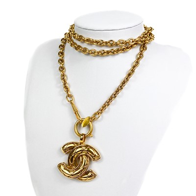 Lot 384 - A Chanel gold tone CC pendant necklace.