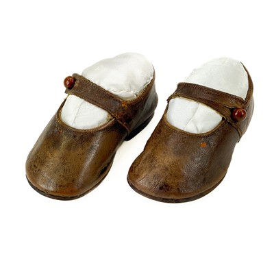 Lot 152 - A pair of leather shoes for a baby or toddler.