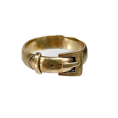 Lot 89 - A modern 9ct buckle ring.