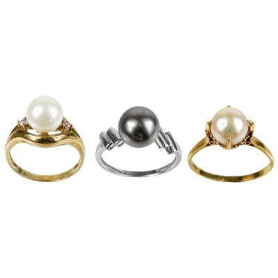 Lot 228 - An 18ct cultured pearl set ring.