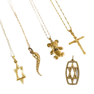 Lot 267 - A collection of 9ct pendant necklaces.