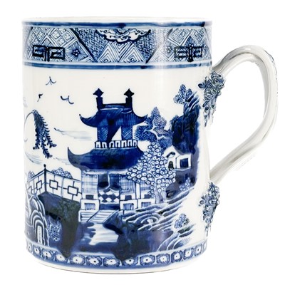 Lot 586 - A Chinese export blue and white porcelain tankard, 18th century.