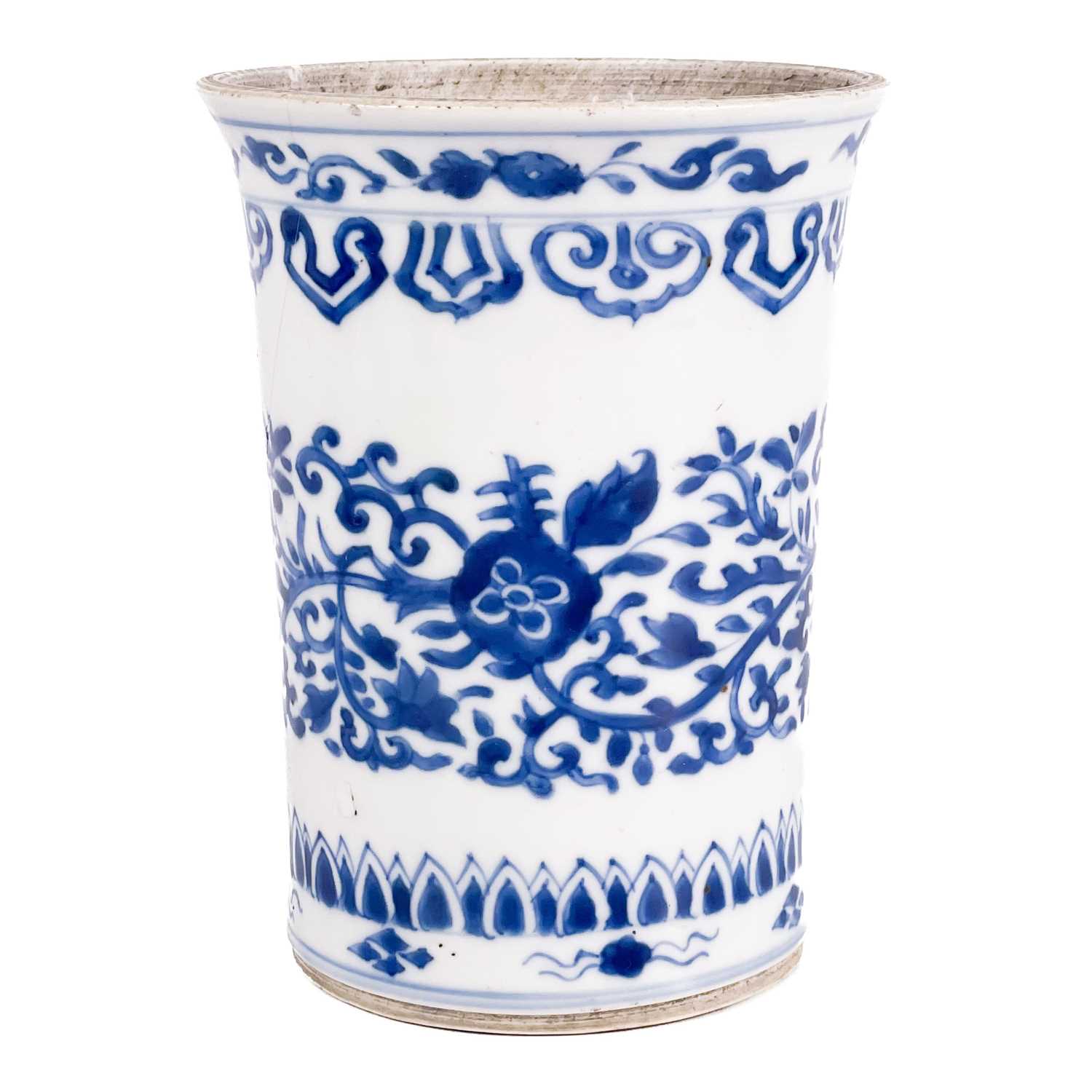 Lot 572 - A Chinese blue and white porcelain jar, late Kangxi, early 18th century.