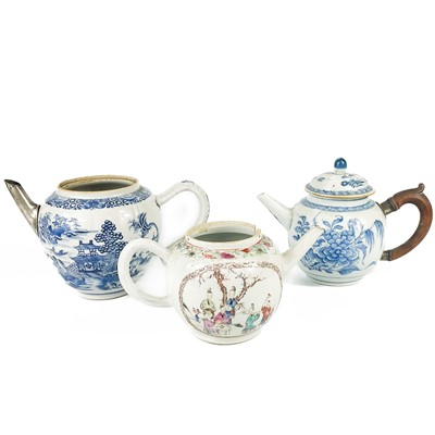 Lot 124 - A Chinese famille rose porcelain teapot, 19th century.