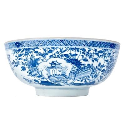 Lot 245 - A Chinese export blue and white porcelain bowl, late 18th century.