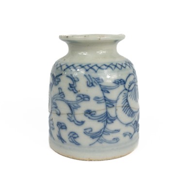 Lot 253 - A Chinese blue and white porcelain ink pot, 17th/18th century.