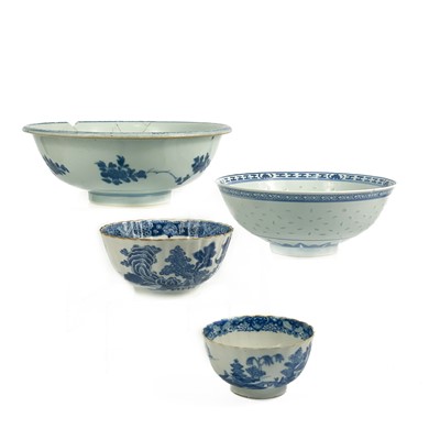 Lot 126 - A large Chinese blue and white porcelain bowl, 18th/19th century.