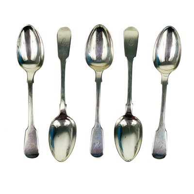 Lot 352 - A Victorian silver harlequin set of five fiddle pattern teaspoons.