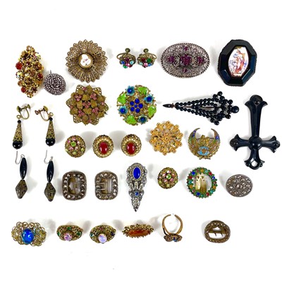 Lot 310 - A selection of costume jewellery.