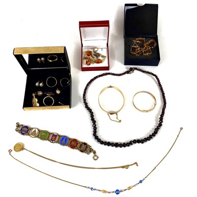 Lot 306 - A selection of costume jewellery.