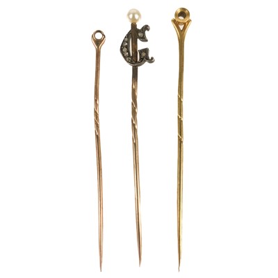 Lot 27 - A gold stick pin with diamond set initial 'G'.