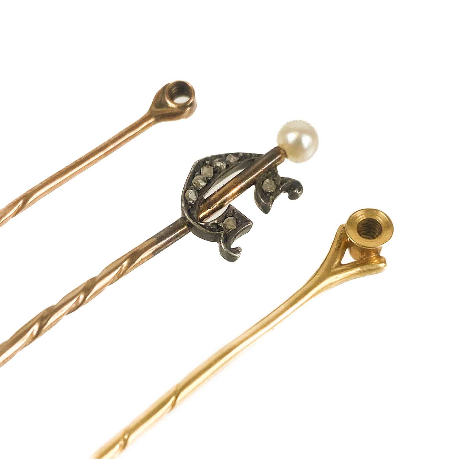 Lot 27 - A gold stick pin with diamond set initial 'G'.