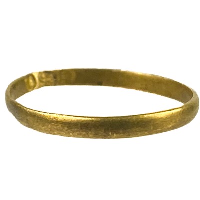 Lot 213 - A George III gold band ring.