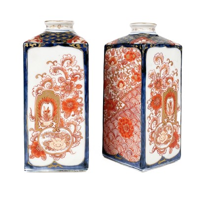 Lot 290 - A pair of Chinese Imari porcelain flasks, 18th/19th century.