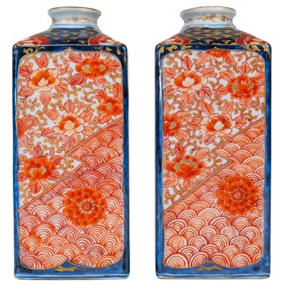 Lot 290 - A pair of Chinese Imari porcelain flasks, 18th/19th century.