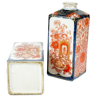 Lot 290 - A pair of Chinese Imari porcelain flasks, 18th/19th century.