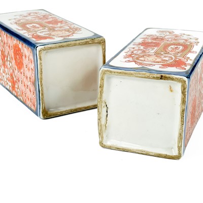 Lot 290 - A pair of Chinese Imari porcelain flasks, 18th/19th century.
