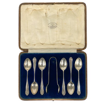 Lot 315 - An Edwardian cased set of six silver teaspoons and tongs by Goldsmiths & Silversmiths Co.