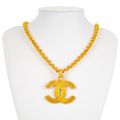 Lot 344 - A Chanel gold tone CC pendant necklace.