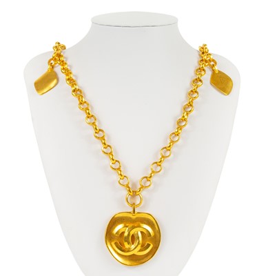 Lot 382 - A Chanel gold tone medallion pendant necklace.