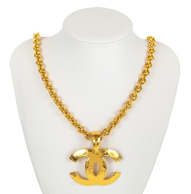 Lot 149 - A good Chanel gold tone CC quilted pendant necklace.