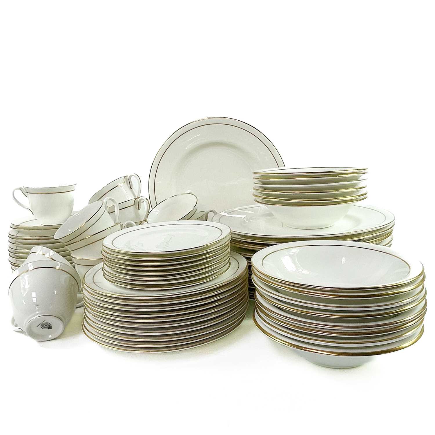 Lot 846 - A Royal Worcester Contessa pattern dinner