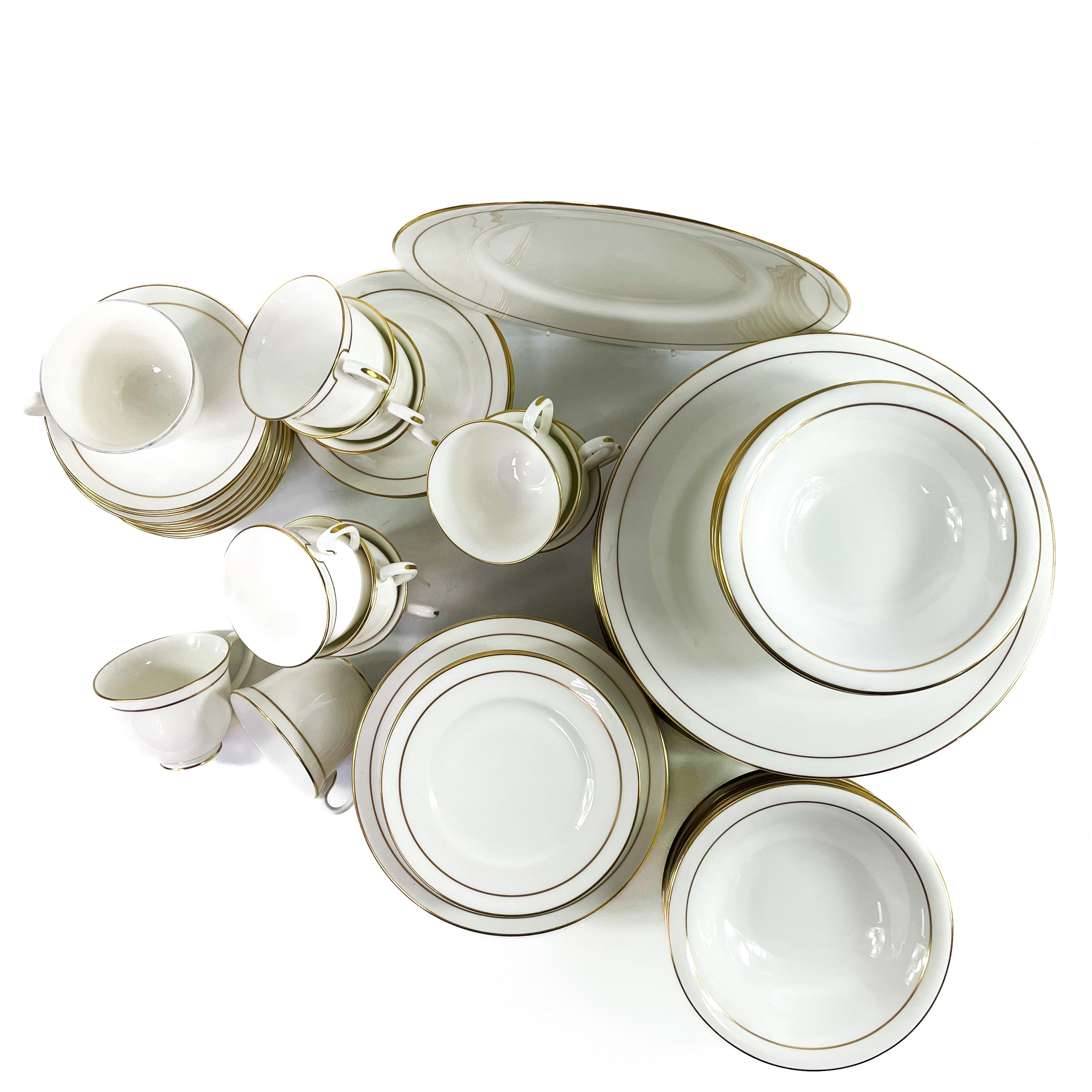 Lot 846 - A Royal Worcester Contessa pattern dinner