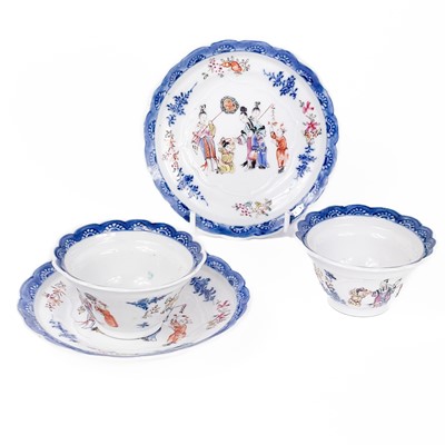 Lot 319 - A pair of Chinese export blue and white porcelain tea bowls and dishes, Qianlong.