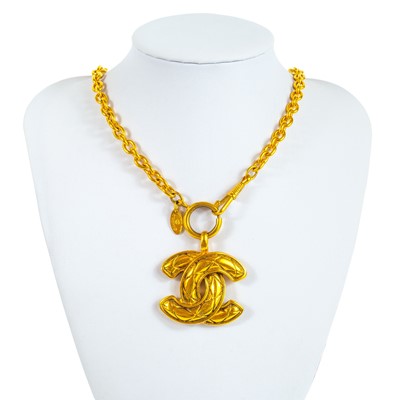 Lot 377 - A 1980's Chanel CC quilt pendant necklace.