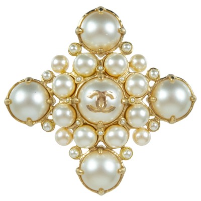 Lot 374 - A Chanel faux pearl diamond shaped brooch.