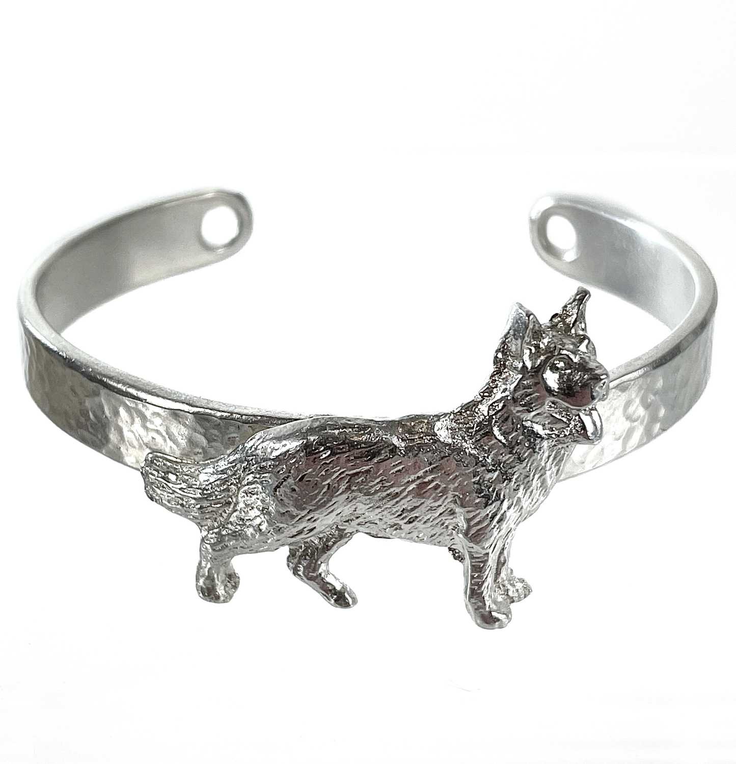 Lot 80 - A contemporary 999 fine silver bangle by James Suddaby.