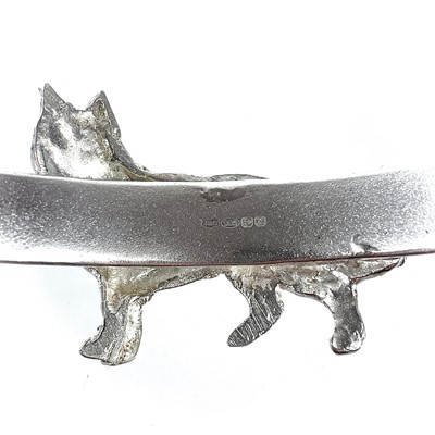 Lot 80 - A contemporary 999 fine silver bangle by James Suddaby.