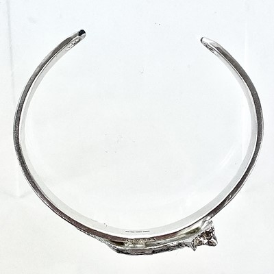 Lot 80 - A contemporary 999 fine silver bangle by James Suddaby.