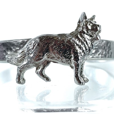 Lot 80 - A contemporary 999 fine silver bangle by James Suddaby.