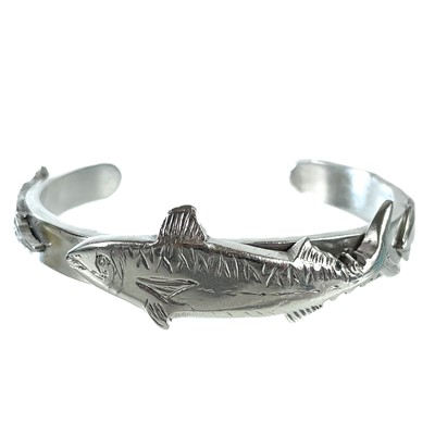 Lot 193 - A contemporary 999 fine silver bangle by James Suddaby.