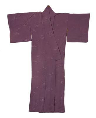 Lot 363 - A Japanese mauve silk leaf decorated kimono, 20th century