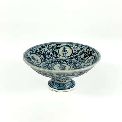 Lot 424 - A Chinese blue and white porcelain tazza, late 19th century.