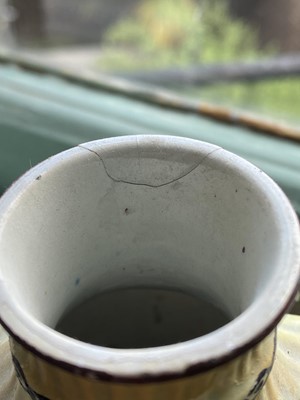 Lot 33 - A George III pearlware pot-pourri vase