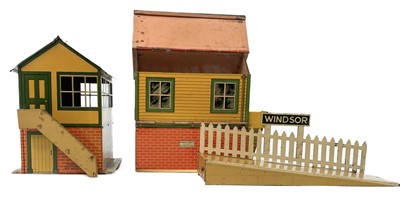 Lot 626 - Hornby 0 Gauge Railway Station, Goods Platform, Signal Box, Crane & Signals.