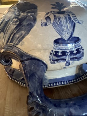 Lot 41 - A blue and white tureen