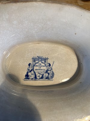 Lot 41 - A blue and white tureen