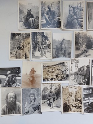 Lot 85 - Over 100 early 20th century photographs of China.