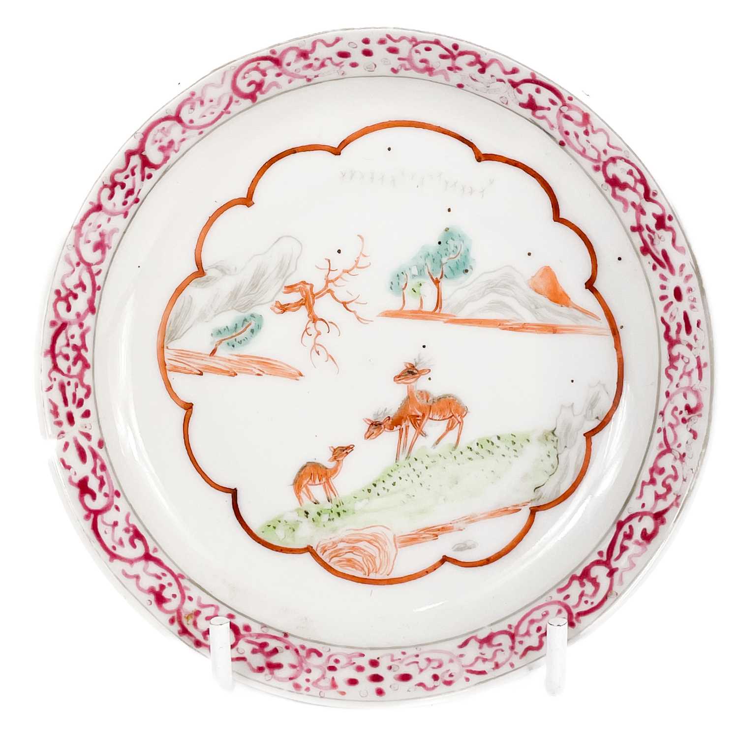 Lot 521 - A Chinese porcelain saucer dish, 18th/19th century.