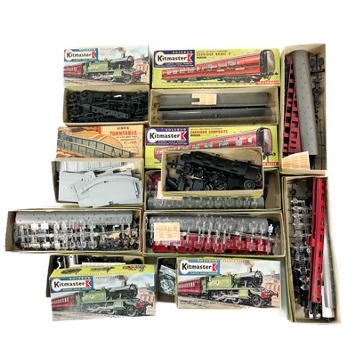 Lot 636 - Unmade Boxed 00 Gauge Kitmaster/Airfix Locomotives, Carriages & Turntable (x10)