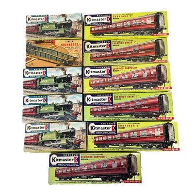 Lot 530 - Unmade Boxed 00 Gauge Kitmaster/Airfix Locomotives, Carriages & Turntable (x10)