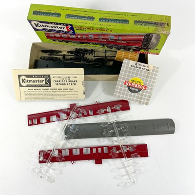 Lot 530 - Unmade Boxed 00 Gauge Kitmaster/Airfix Locomotives, Carriages & Turntable (x10)