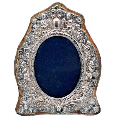 Lot 292 - A modern silver applied oval photograph frame by Keyford Frames Ltd.