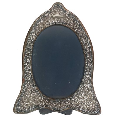 Lot 140 - A modern silver applied oval photograph frame by Keyford Frames Ltd.