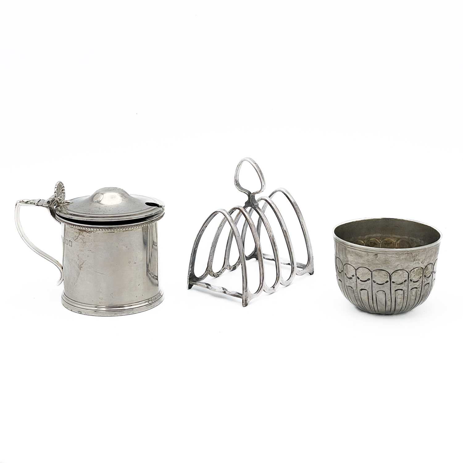 Lot 291 A V silver hinge lidded mustard pot,