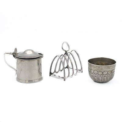 Lot 291 - A George V silver hinge lidded mustard pot, a toast rack and a Russian cup.